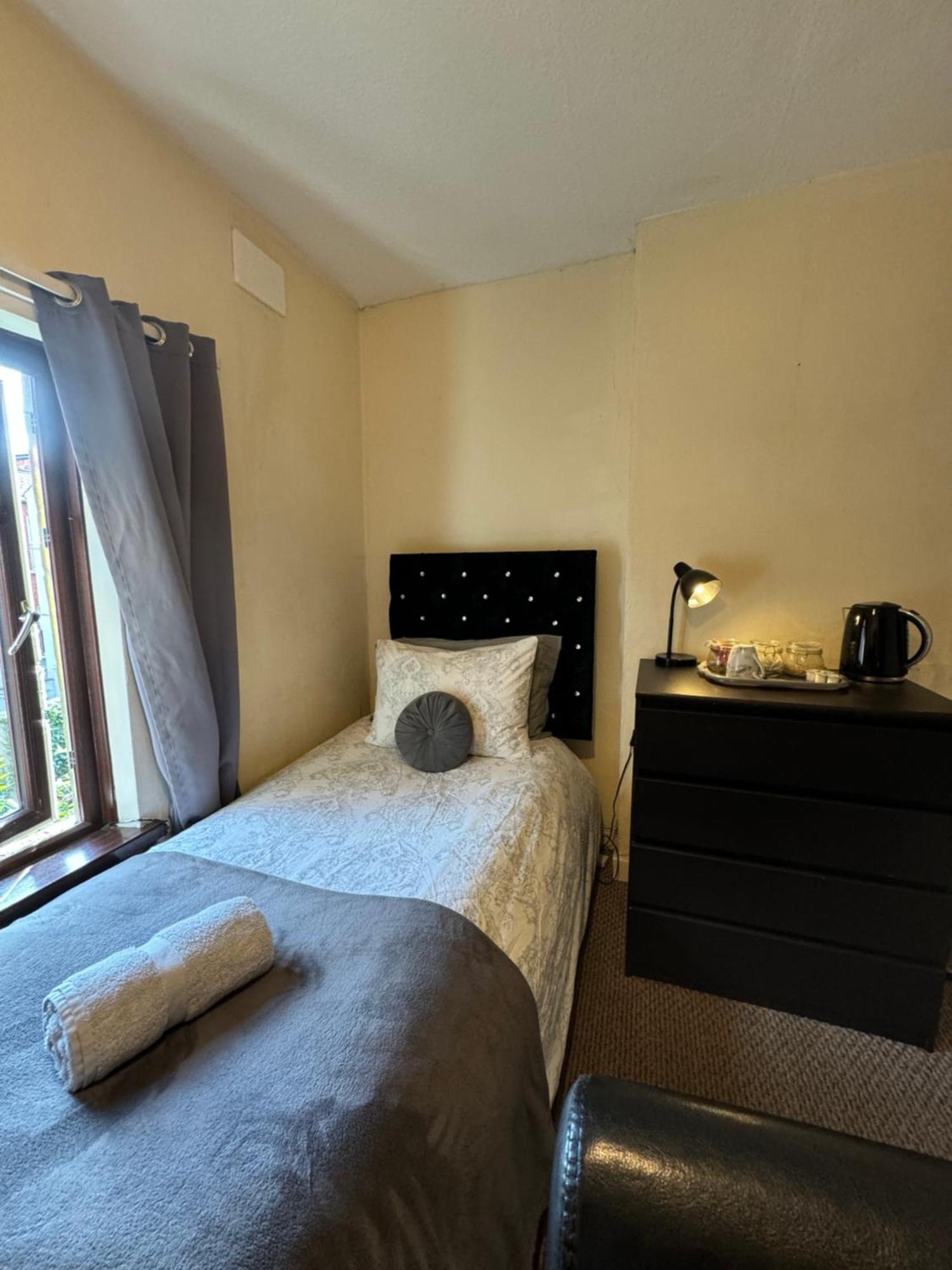 House In Antrim Road Hotel Белфаст Екстериор снимка