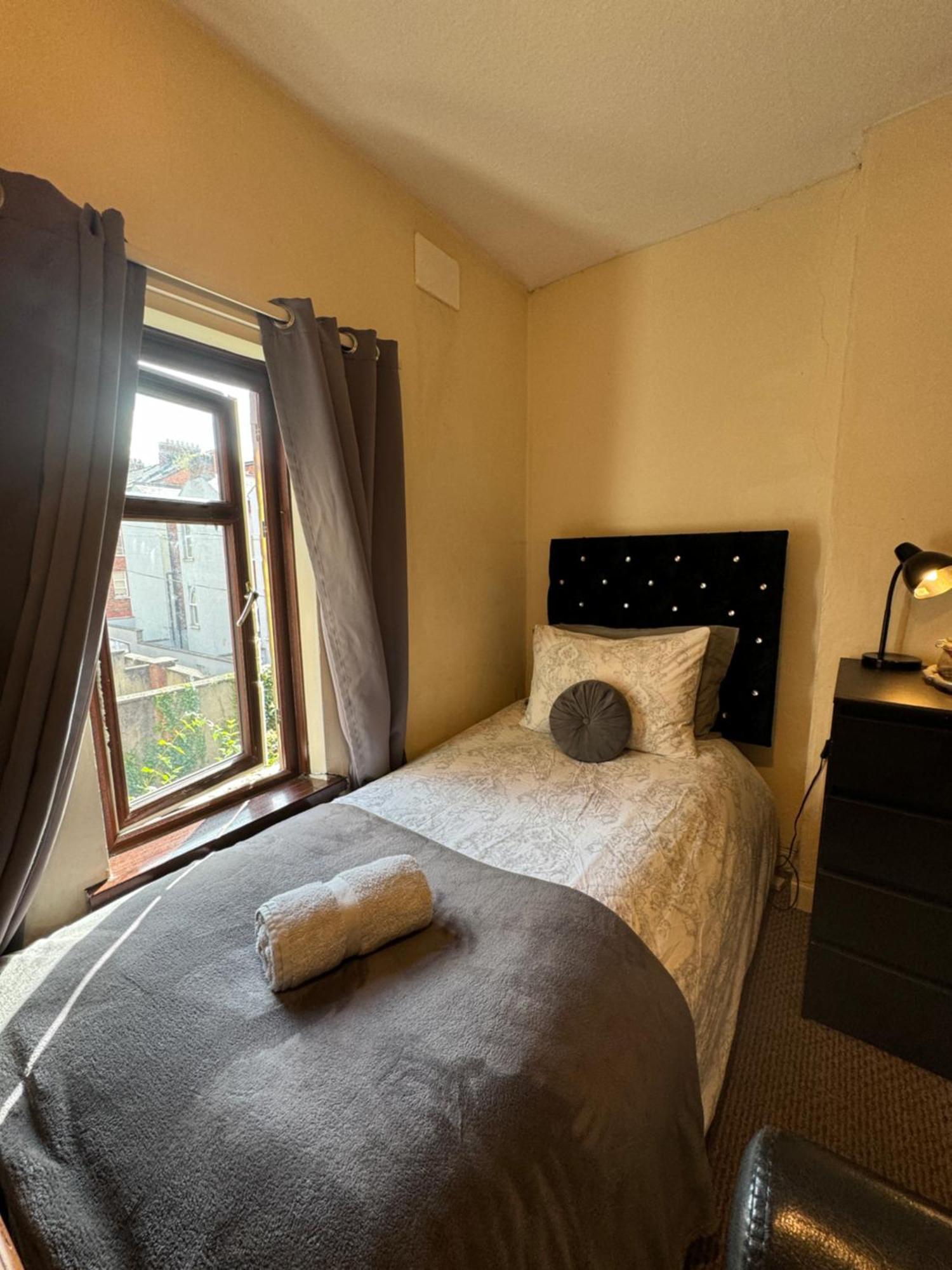 House In Antrim Road Hotel Белфаст Екстериор снимка